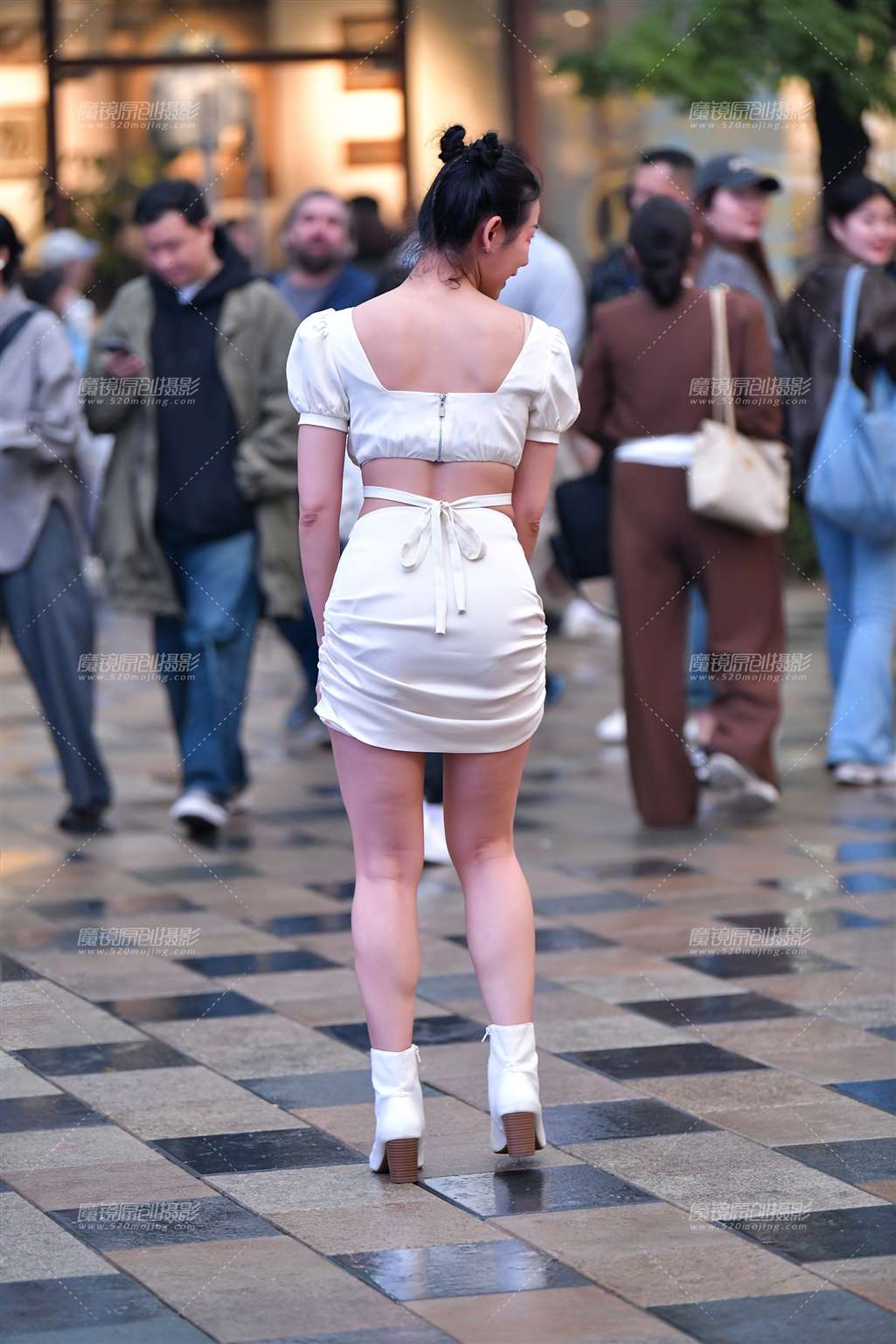 图片[5]-活泼拍照白裙美女-街拍流行馆