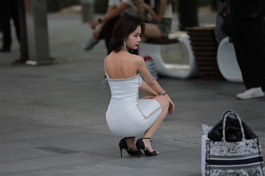 图片[2]-白色包臀裙美女-街拍流行馆