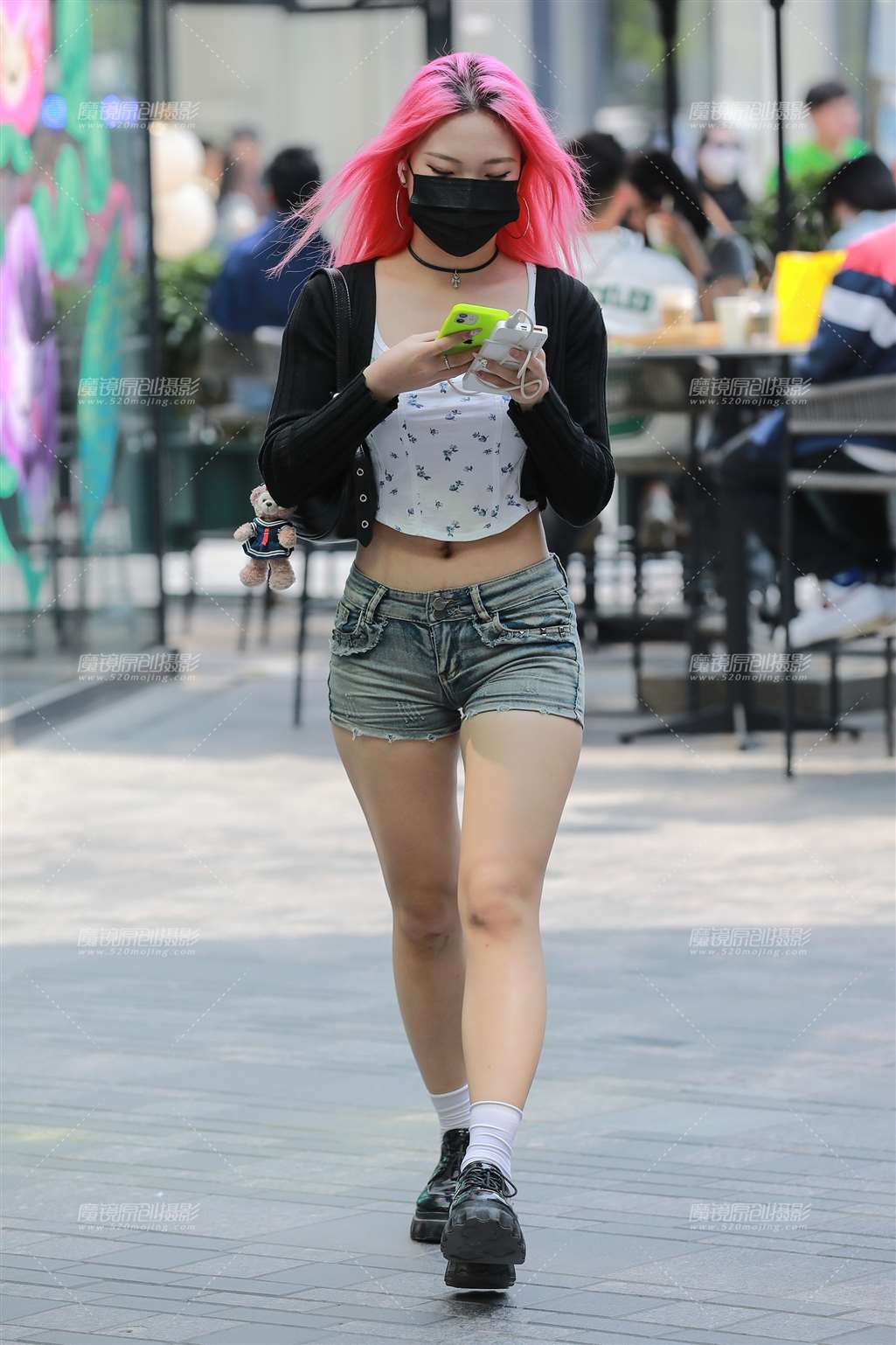 图片[4]-红发热裤美女-街拍流行馆