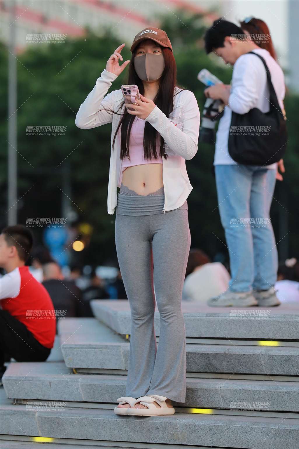 图片[3]-灰色紧身裤美女-街拍流行馆