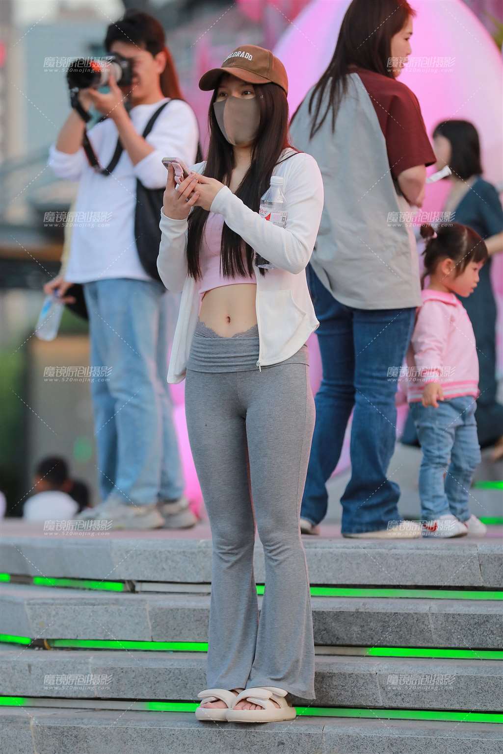 图片[4]-灰色紧身裤美女-街拍流行馆