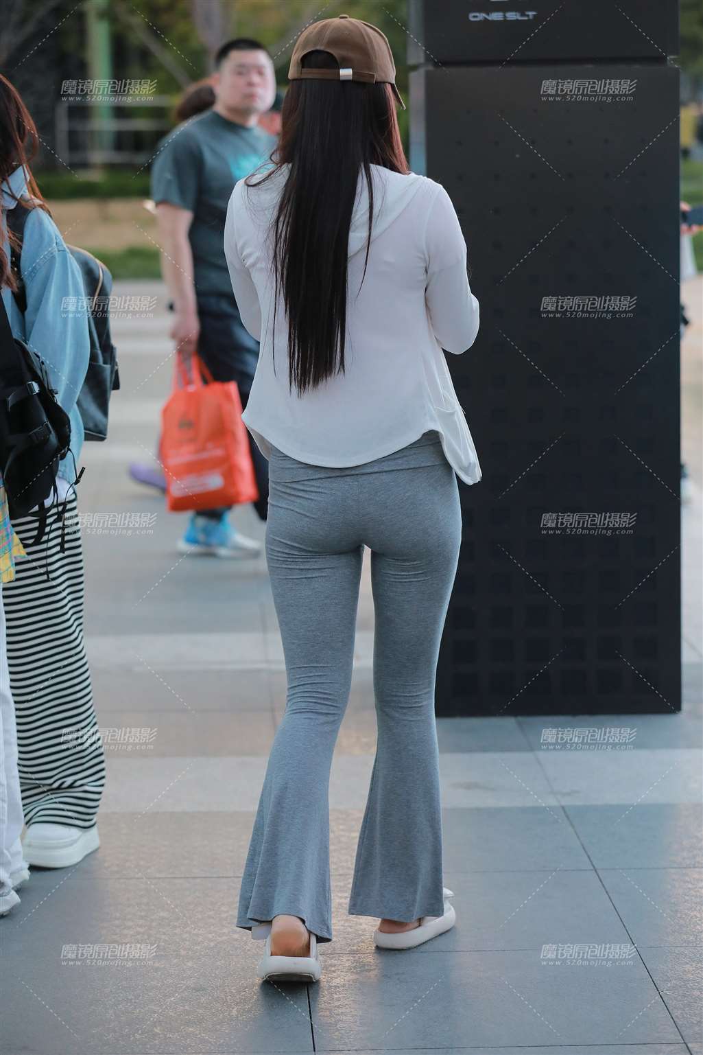 图片[2]-灰色紧身裤美女-街拍流行馆