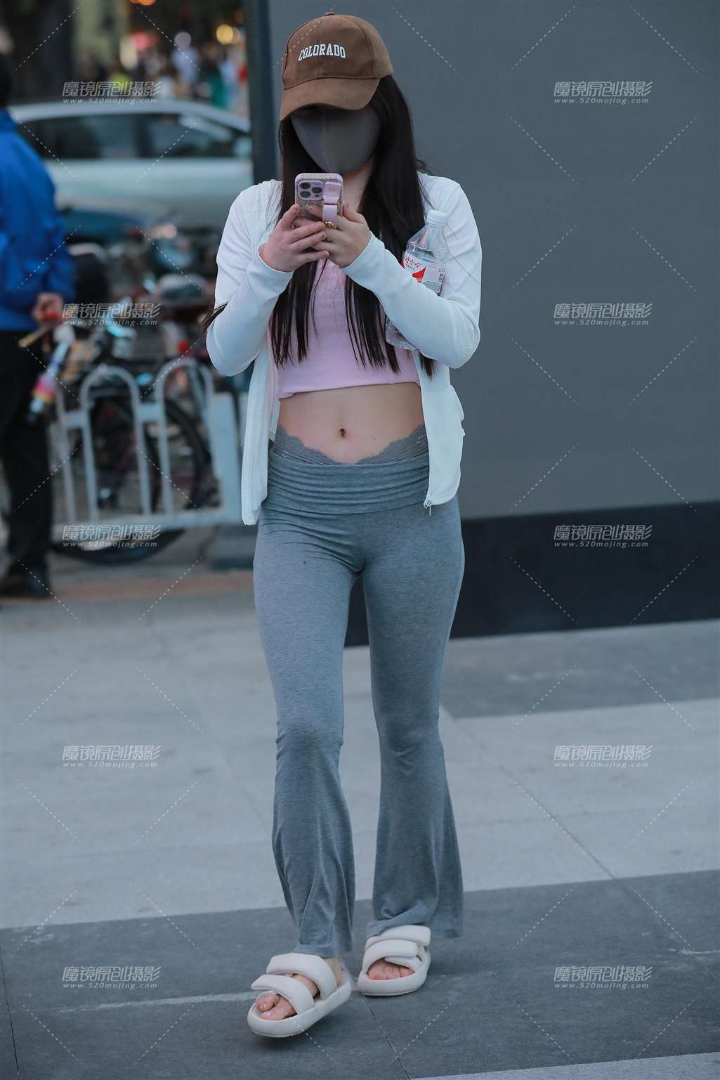 图片[1]-灰色紧身裤美女-街拍流行馆