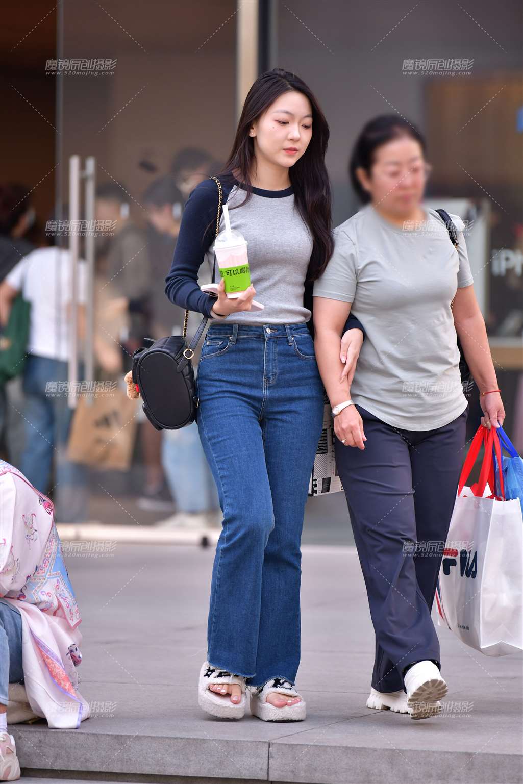图片[3]-美甲清纯牛仔裤美女-街拍流行馆