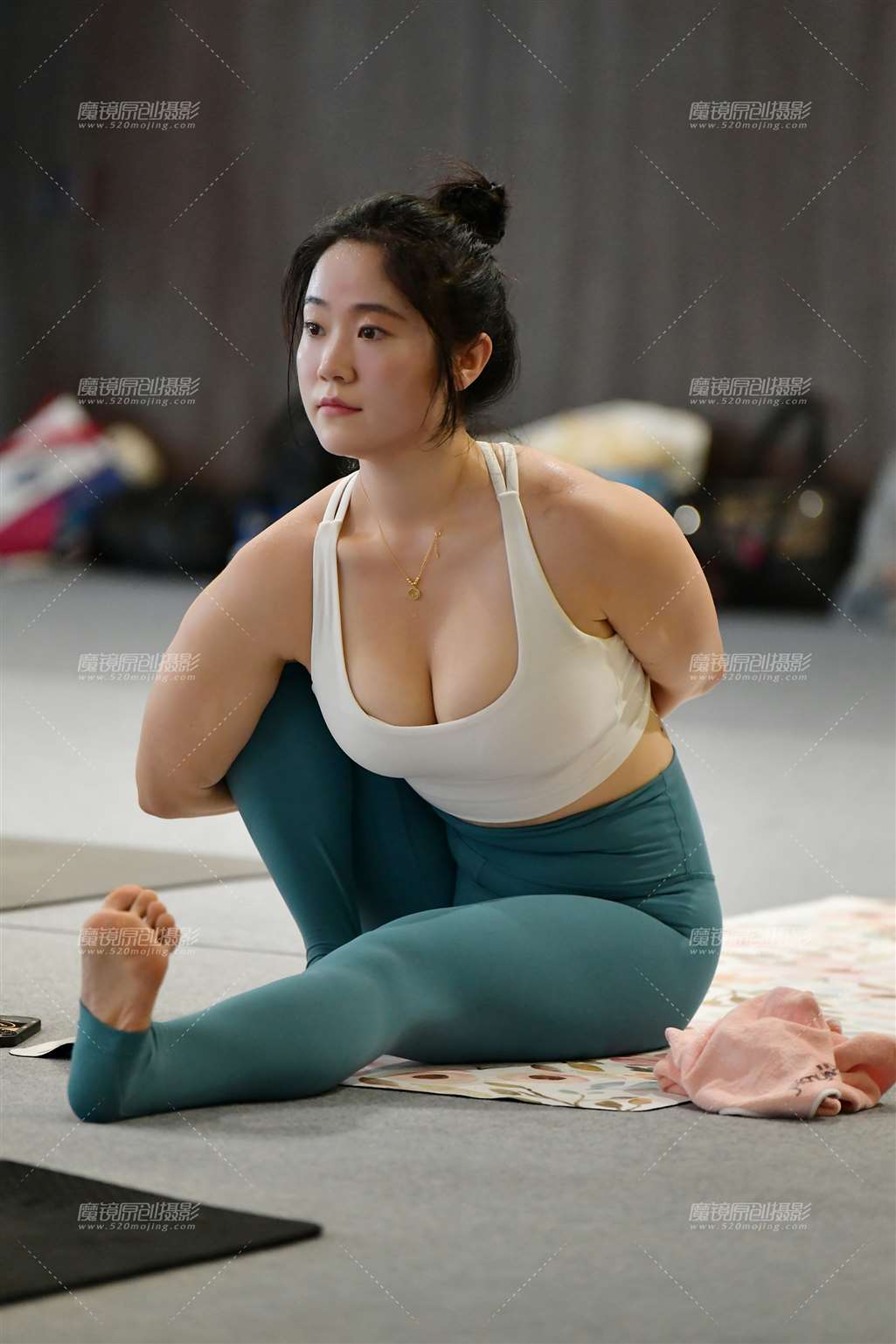 图片[1]-白皙微丰腴舒展瑜伽美女-街拍流行馆