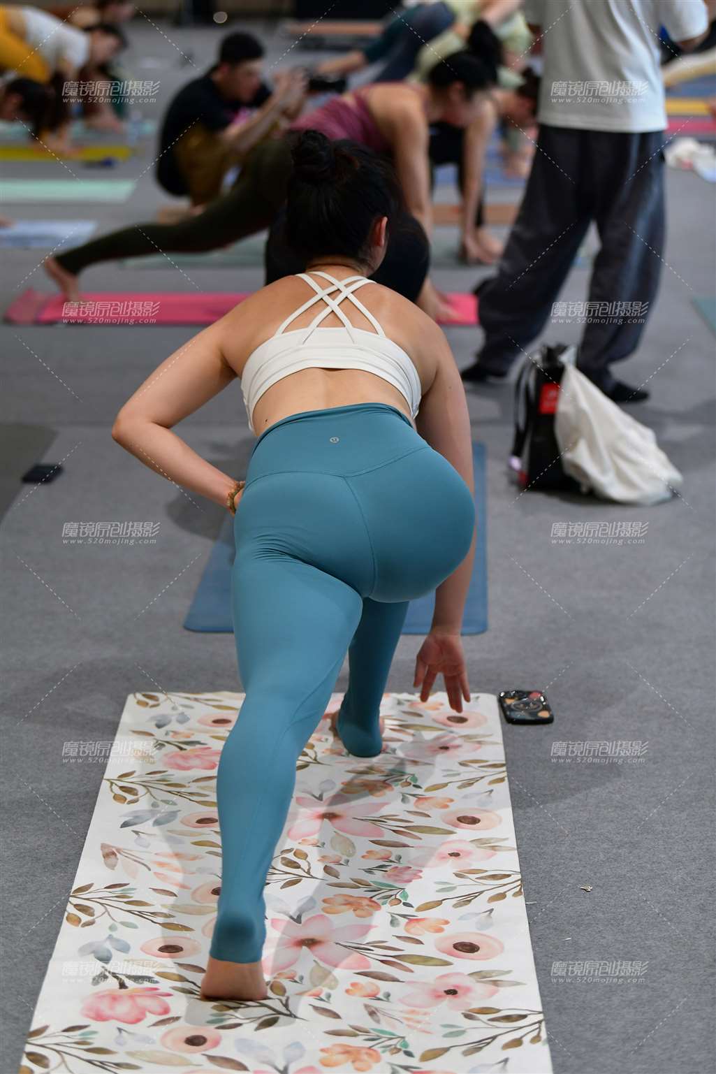 图片[2]-白皙微丰腴舒展瑜伽美女-街拍流行馆