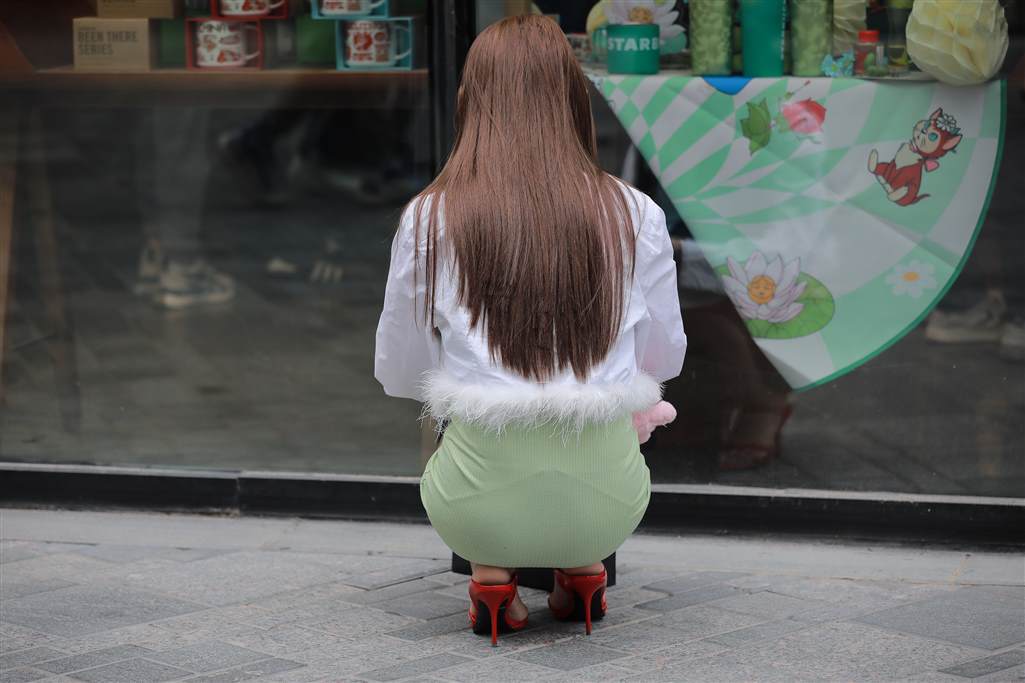 图片[3]-绿色包臀裙大眼妹-街拍流行馆