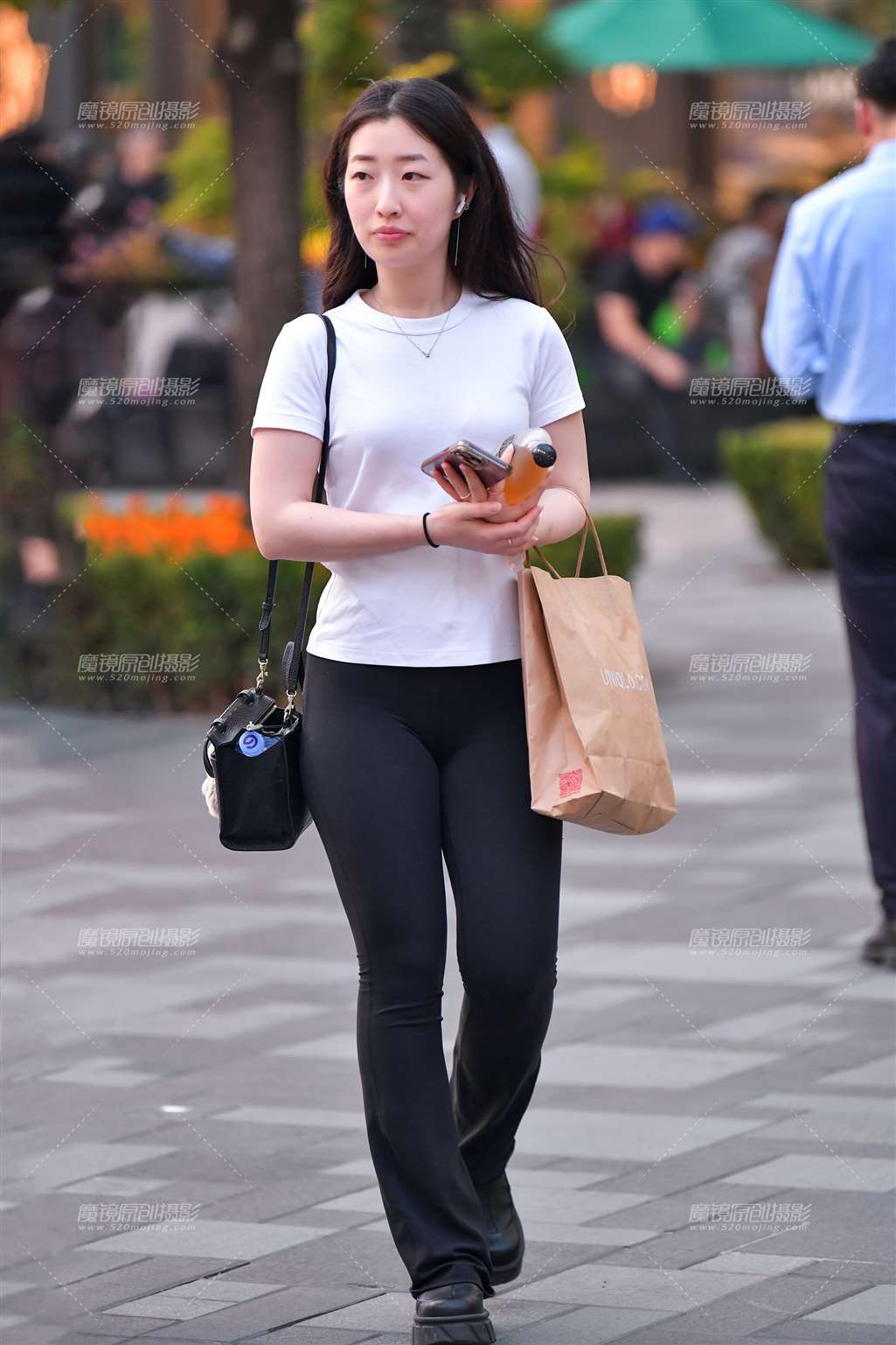 图片[1]-逛街紧身黑裤美女-街拍流行馆