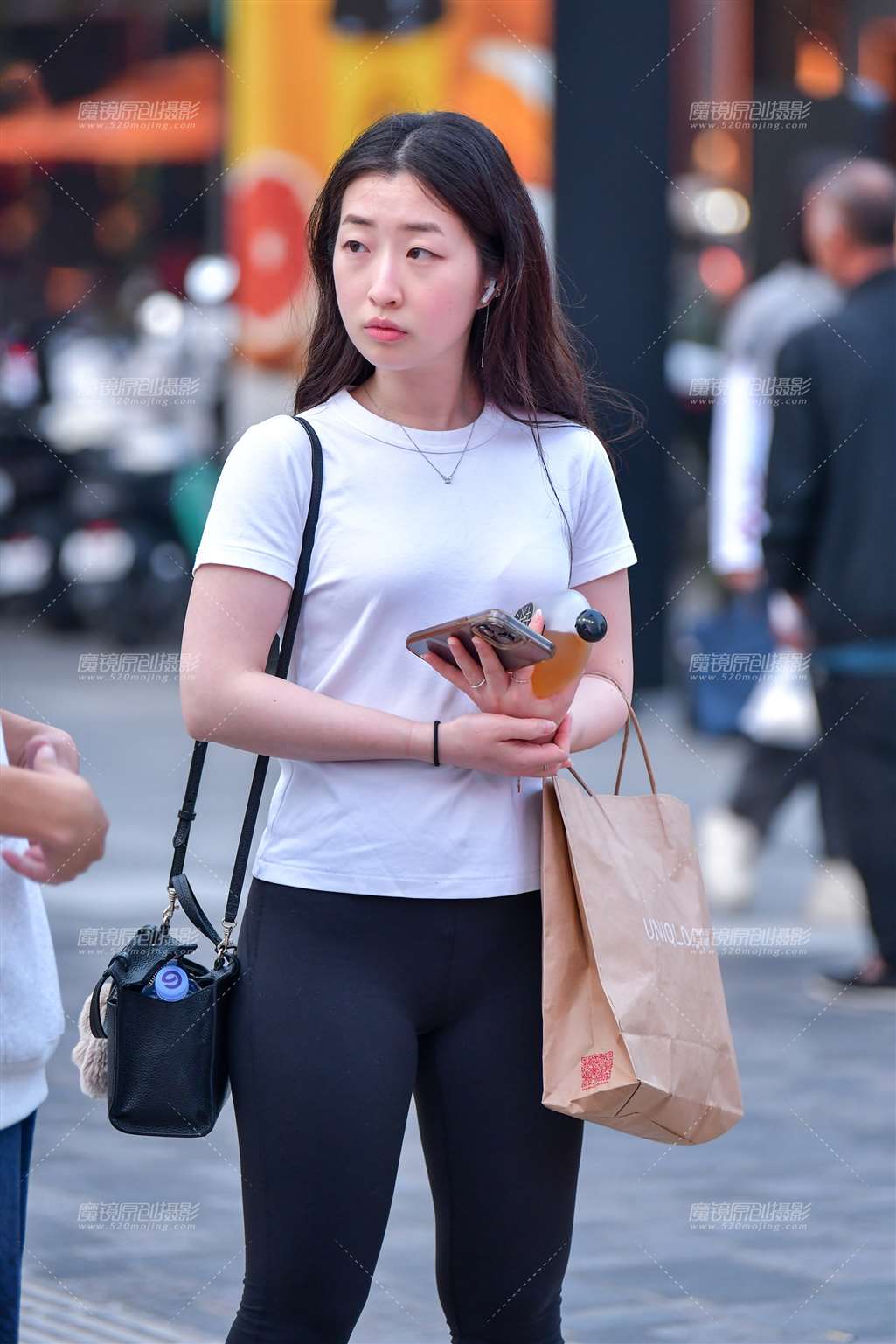 图片[3]-逛街紧身黑裤美女-街拍流行馆