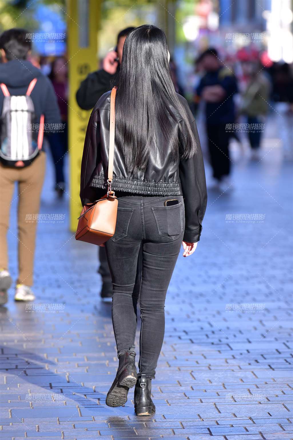图片[2]-亭亭玉立黑牛仔裤美女-街拍流行馆