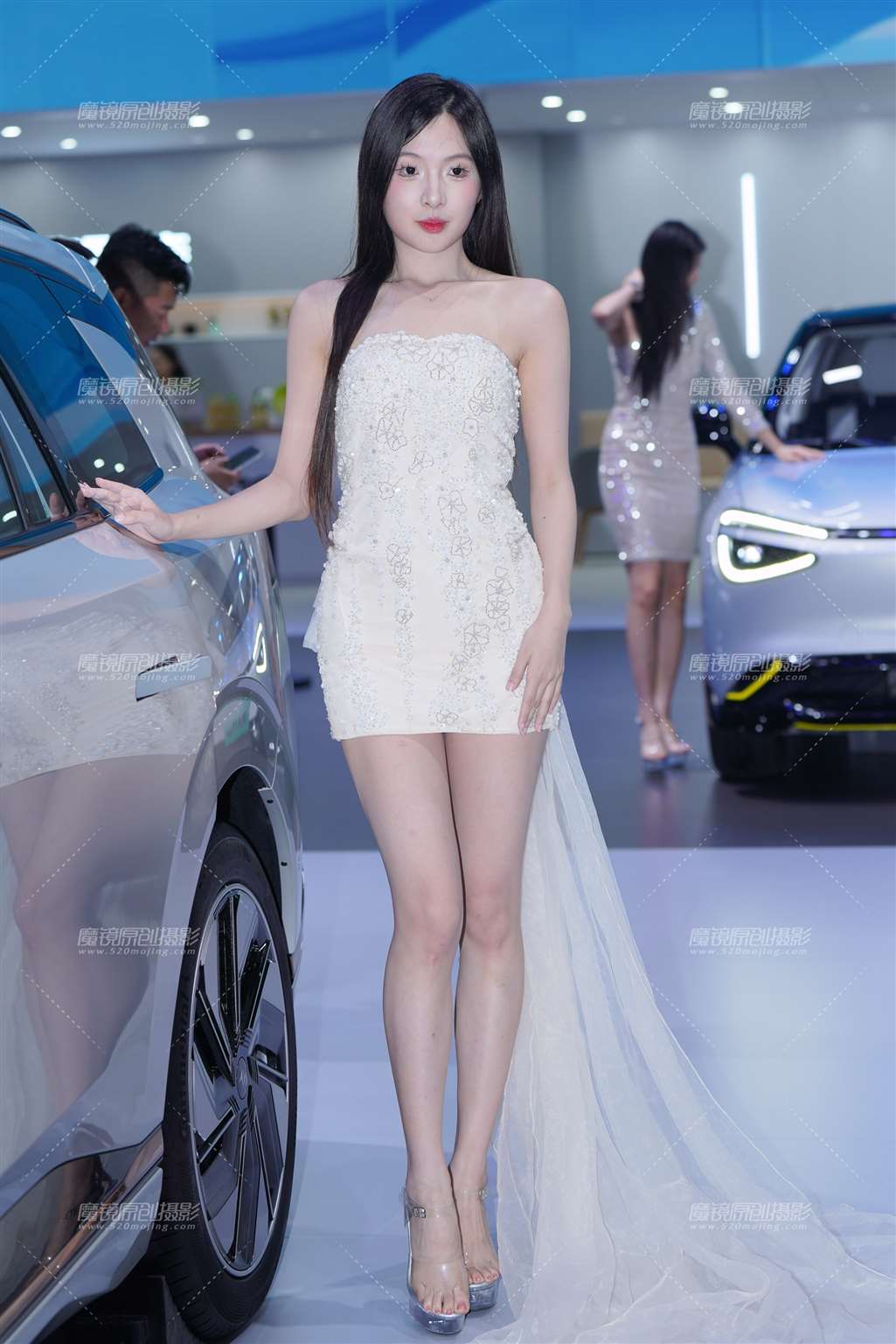 图片[1]-美腿车模-街拍流行馆