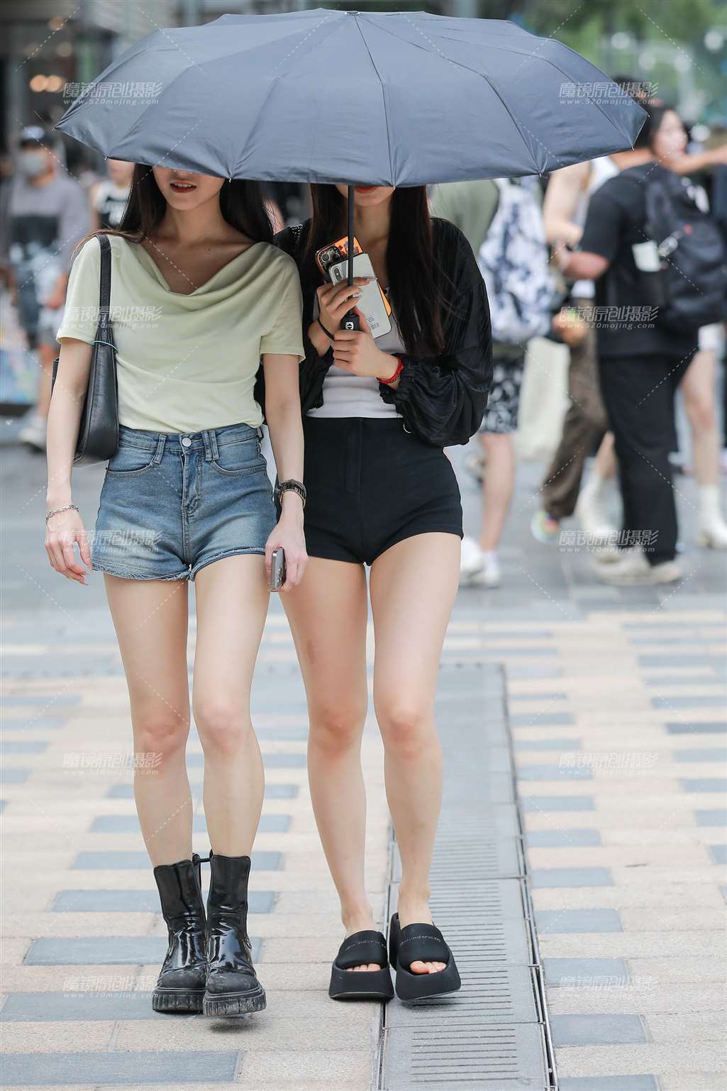 图片[1]-上楼梯的热裤小妹-街拍流行馆