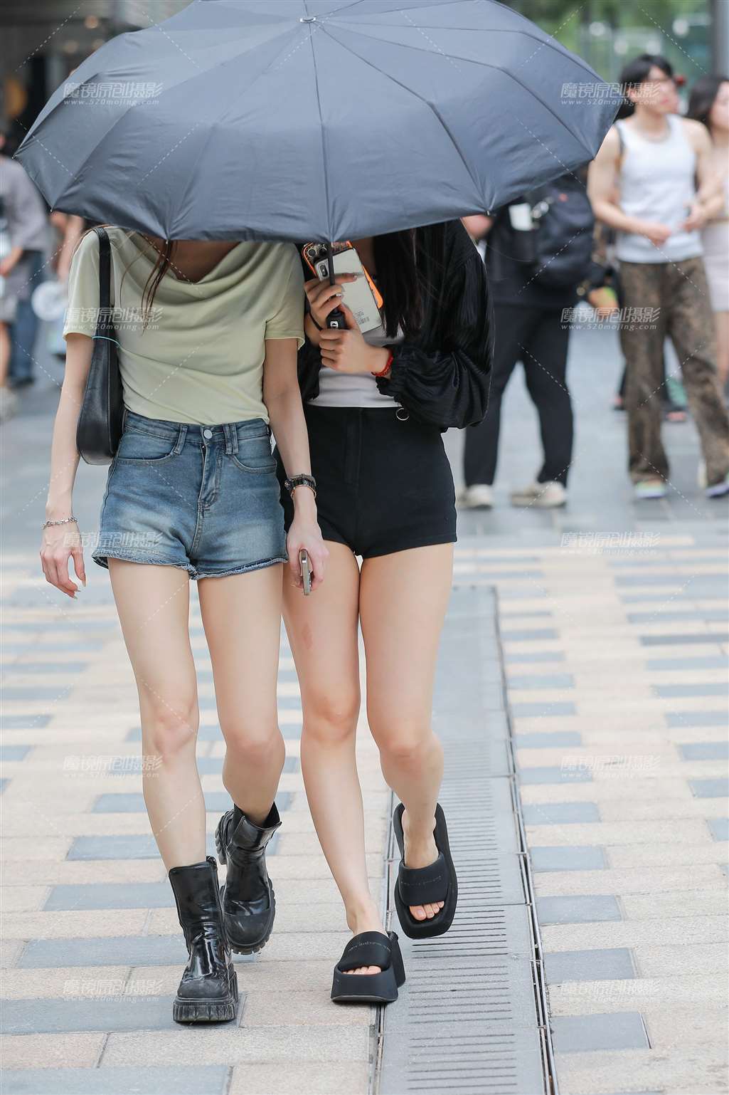 图片[5]-上楼梯的热裤小妹-街拍流行馆