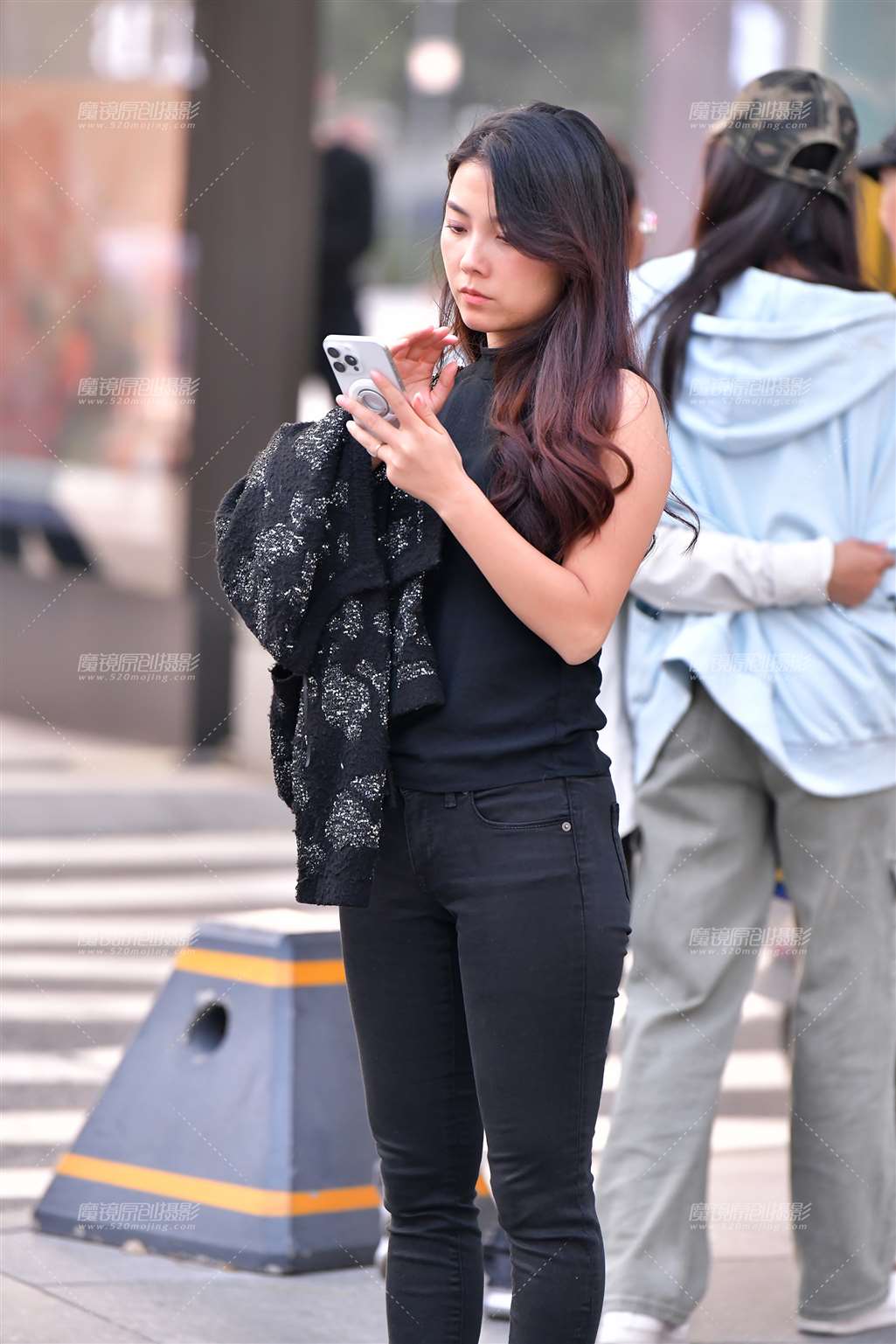 图片[4]-黑色牛仔紧身裤美女-街拍流行馆