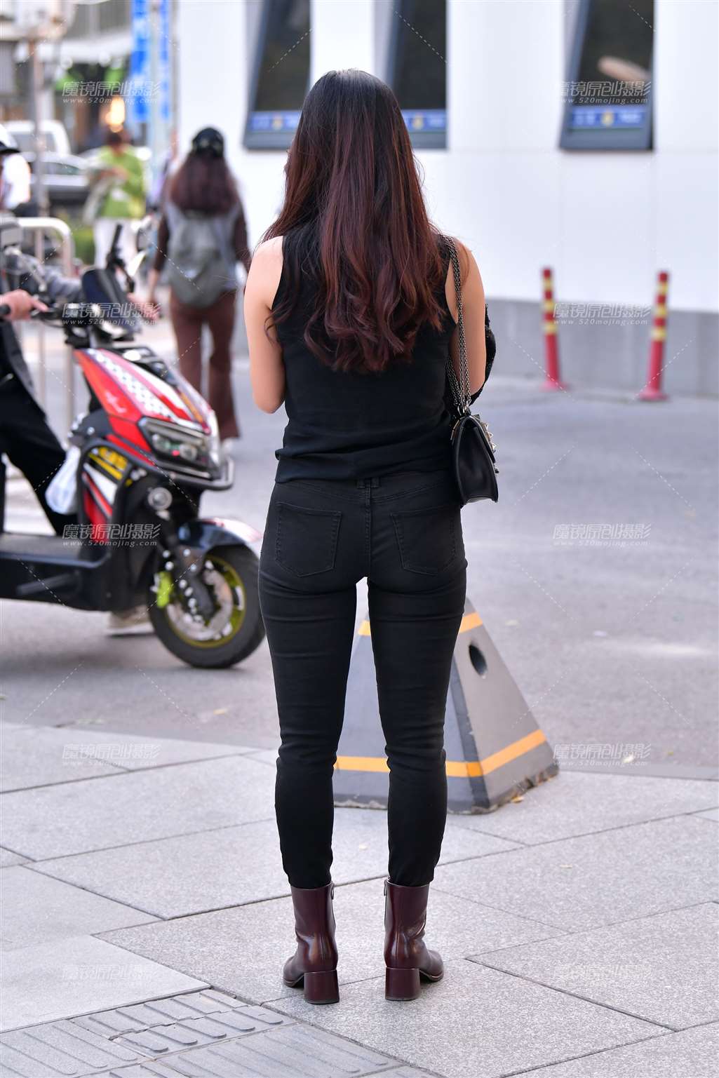 图片[5]-黑色牛仔紧身裤美女-街拍流行馆