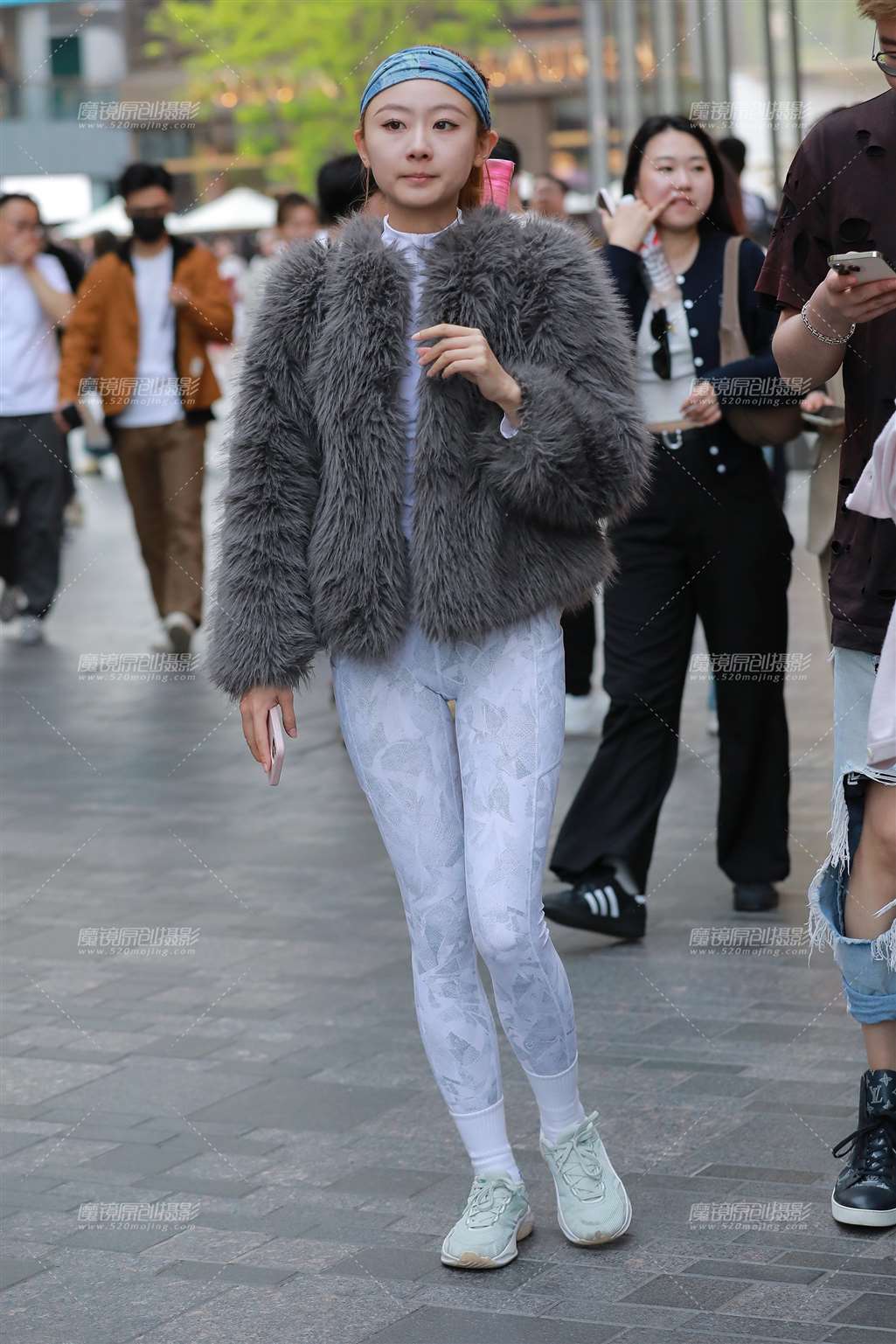 图片[1]-浅色瑜伽裤美女-街拍流行馆