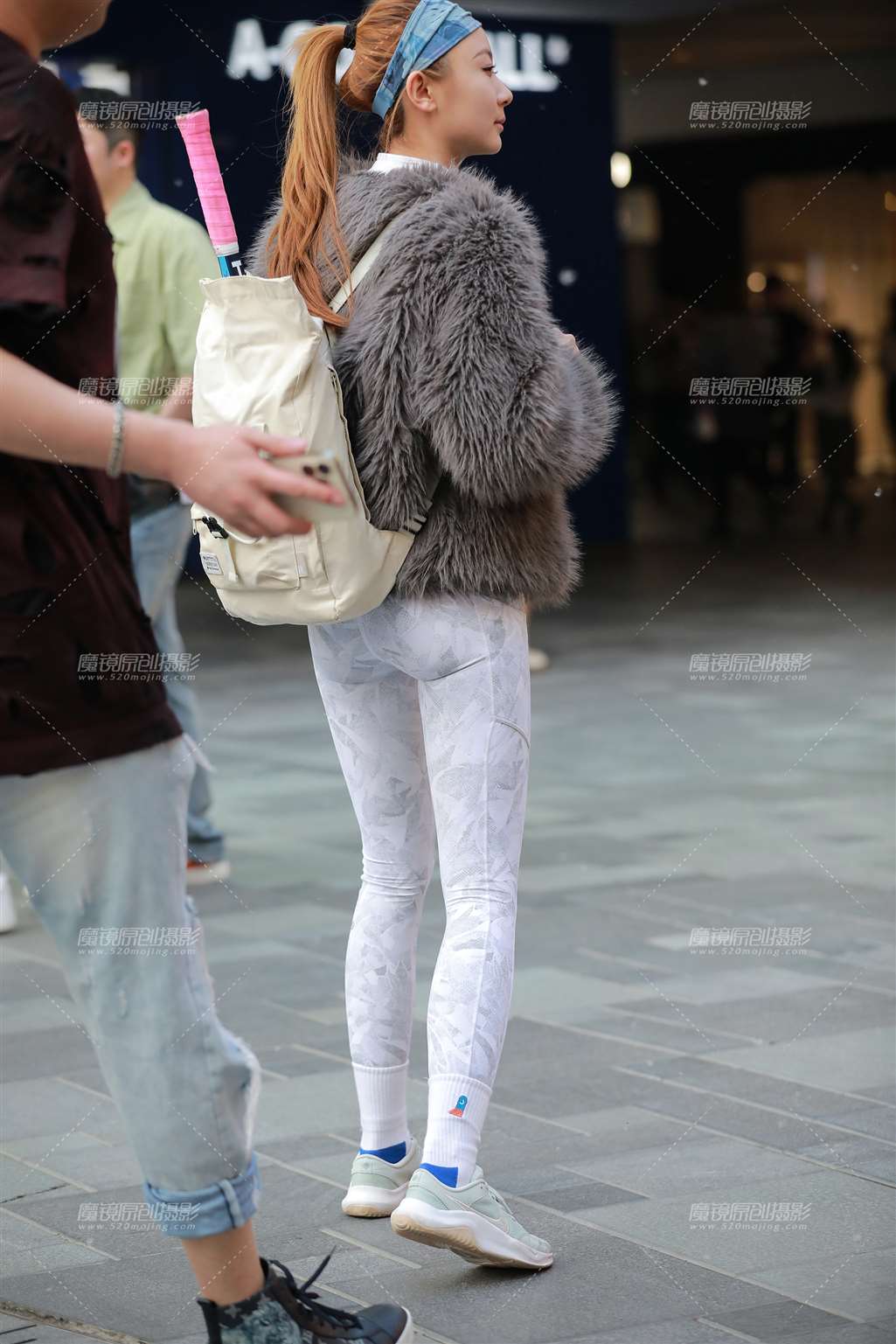 图片[2]-浅色瑜伽裤美女-街拍流行馆