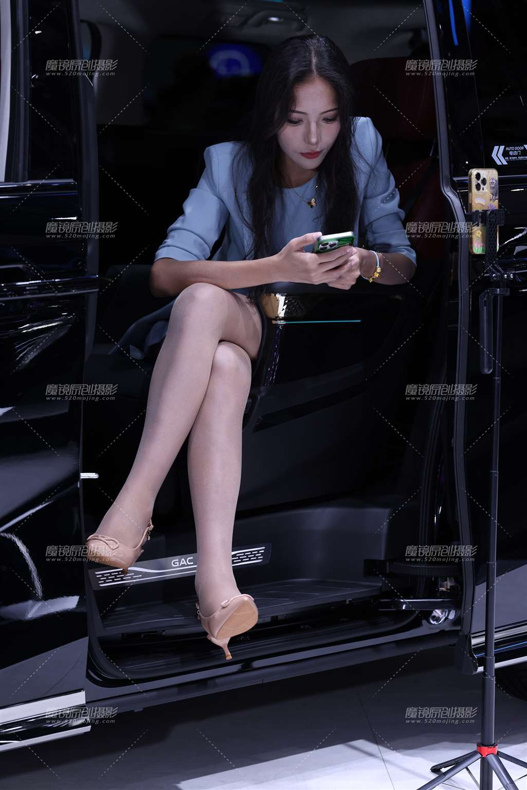 图片[1]-大长腿肉丝车模在直播-街拍流行馆