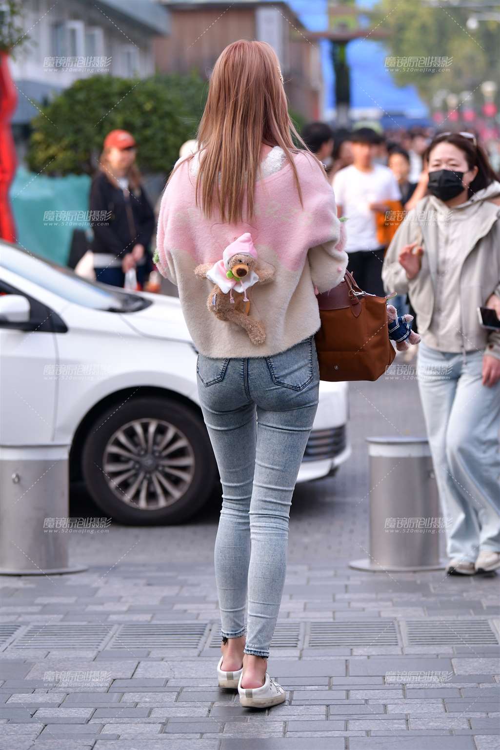 图片[2]-苗条紧身牛仔裤美女-街拍流行馆