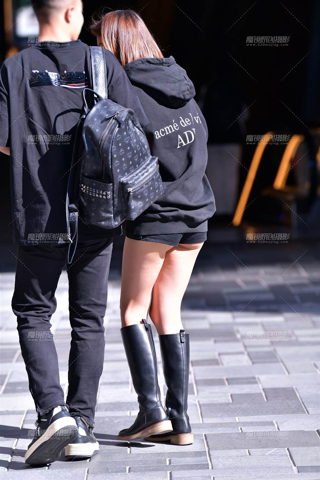 图片[3]-活泼超短黑热裤美女-街拍流行馆