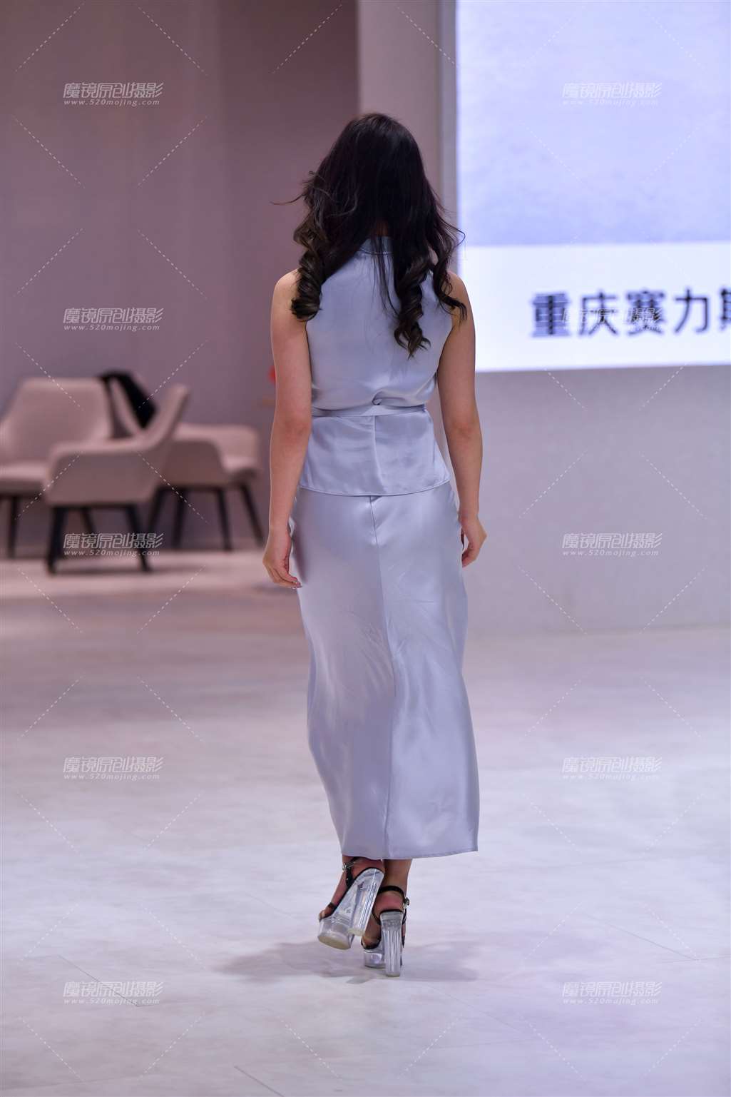 图片[2]-水晶高跟长裙美女-街拍流行馆