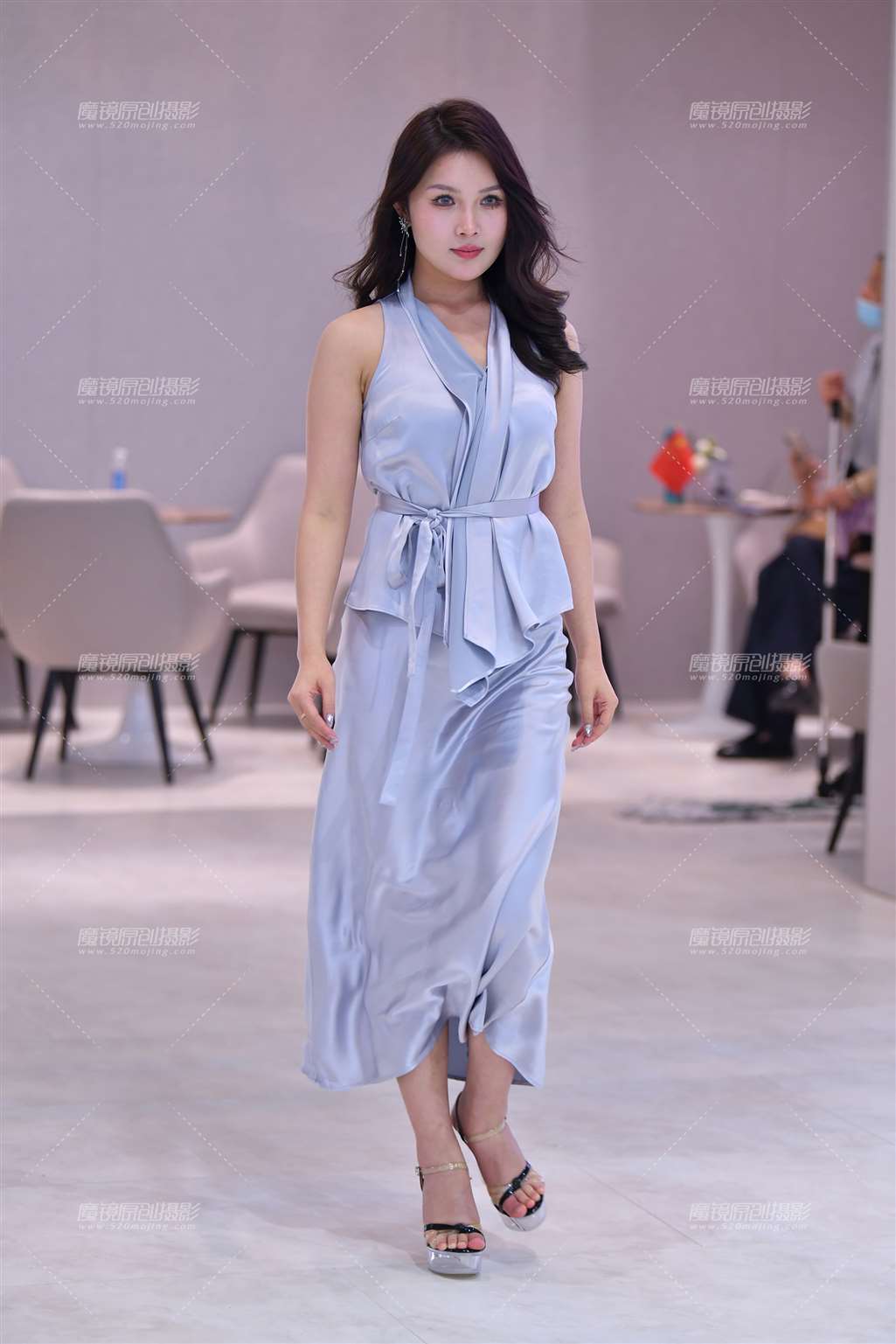 图片[3]-水晶高跟长裙美女-街拍流行馆