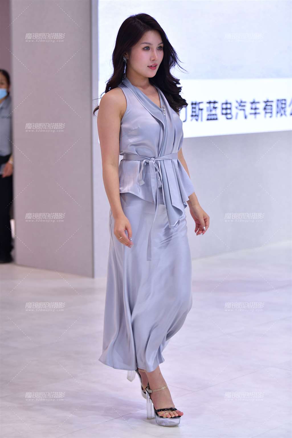 图片[5]-水晶高跟长裙美女-街拍流行馆