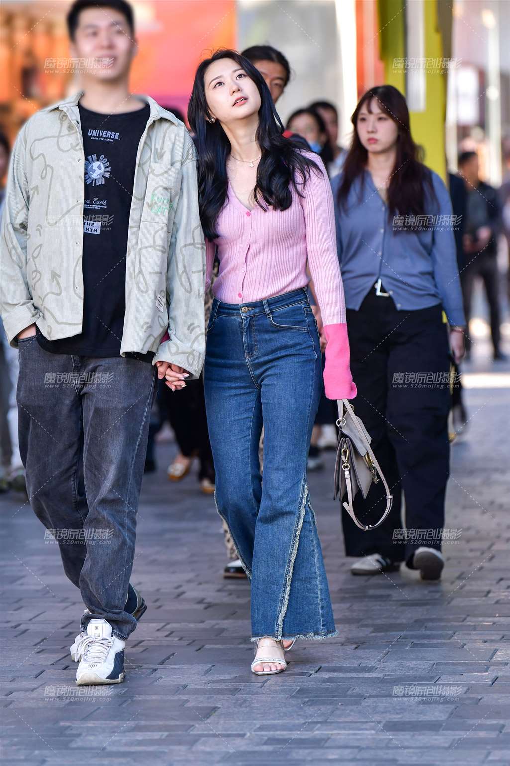 图片[1]-阔腿牛仔裤高挑美女-街拍流行馆