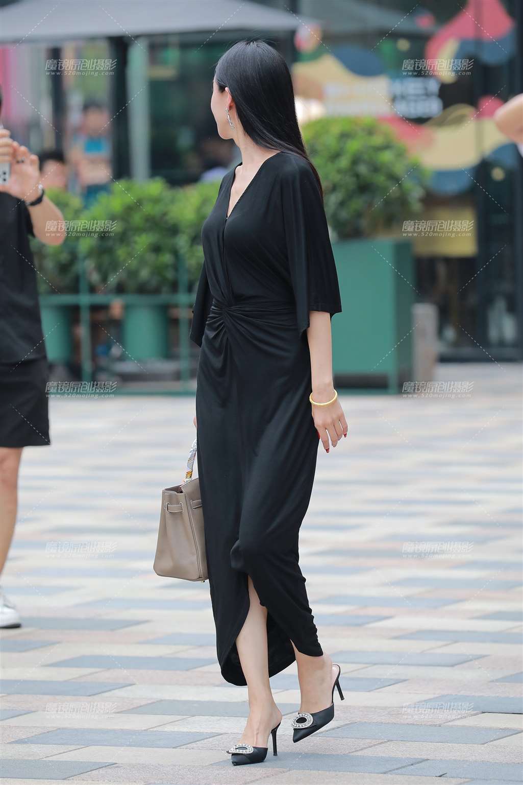 图片[4]-黑连衣裙美女-街拍流行馆