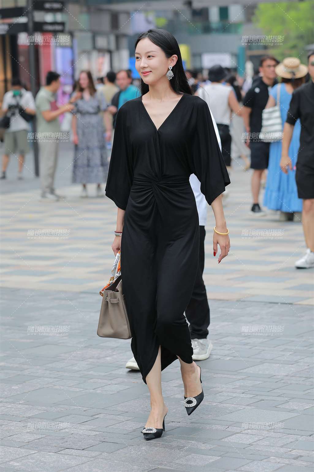 图片[1]-黑连衣裙美女-街拍流行馆