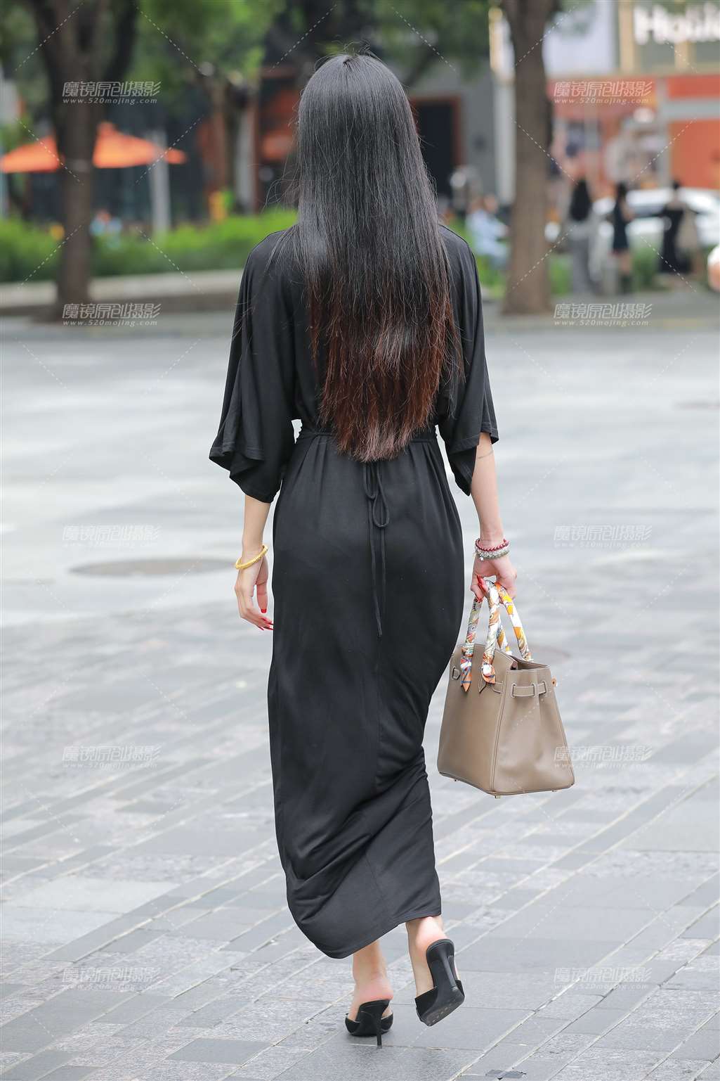 图片[2]-黑连衣裙美女-街拍流行馆