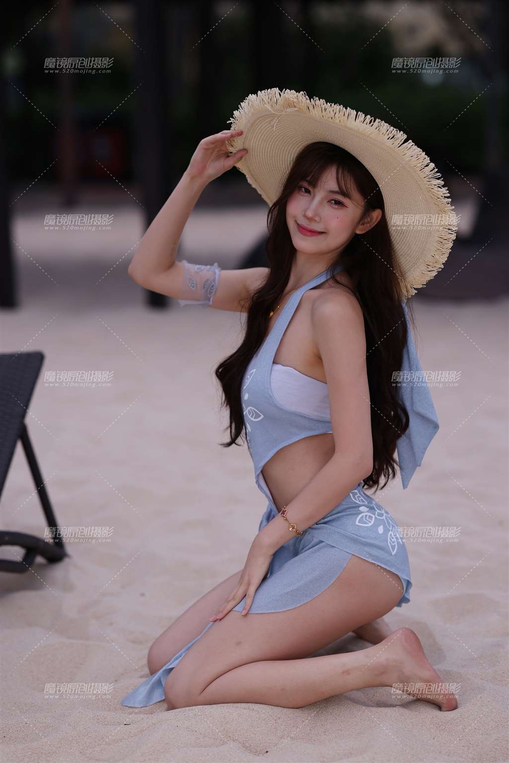 图片[1]-沙滩上的靓丽美女-街拍流行馆