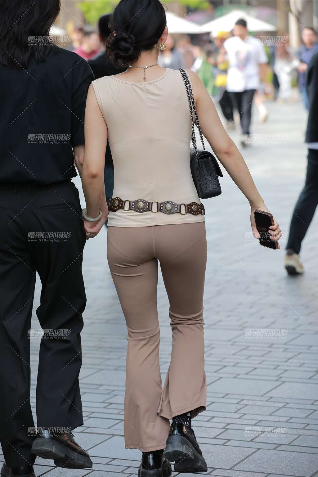 图片[4]-棕色紧身裤女友-街拍流行馆