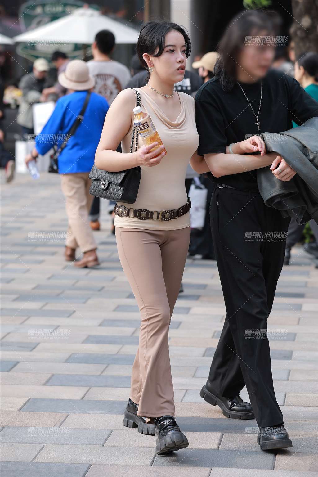 图片[1]-棕色紧身裤女友-街拍流行馆