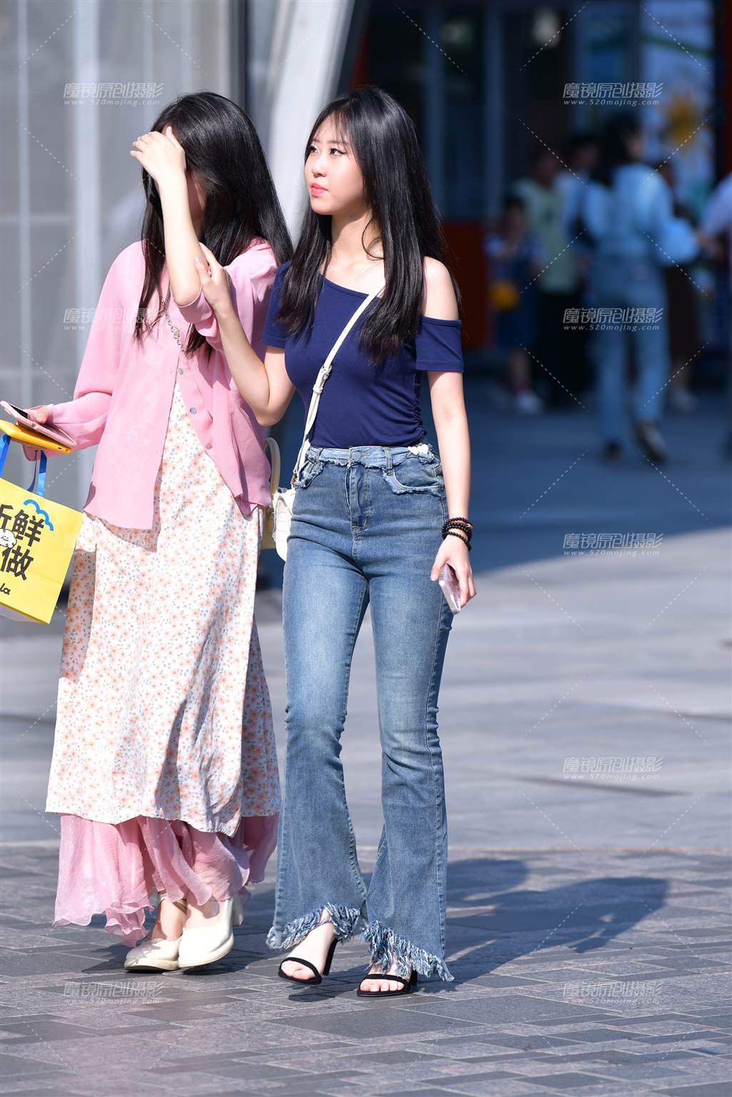 图片[1]-搭讪牛仔裤活泼小美女-街拍流行馆