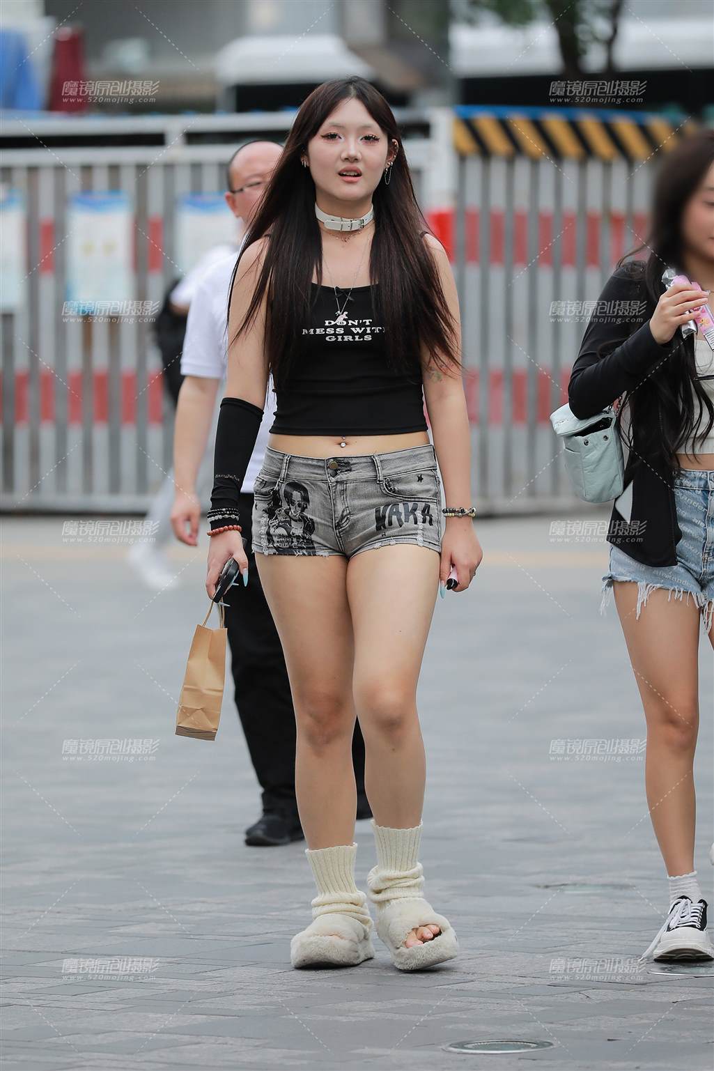图片[3]-丰韵牛仔热裤美女-街拍流行馆