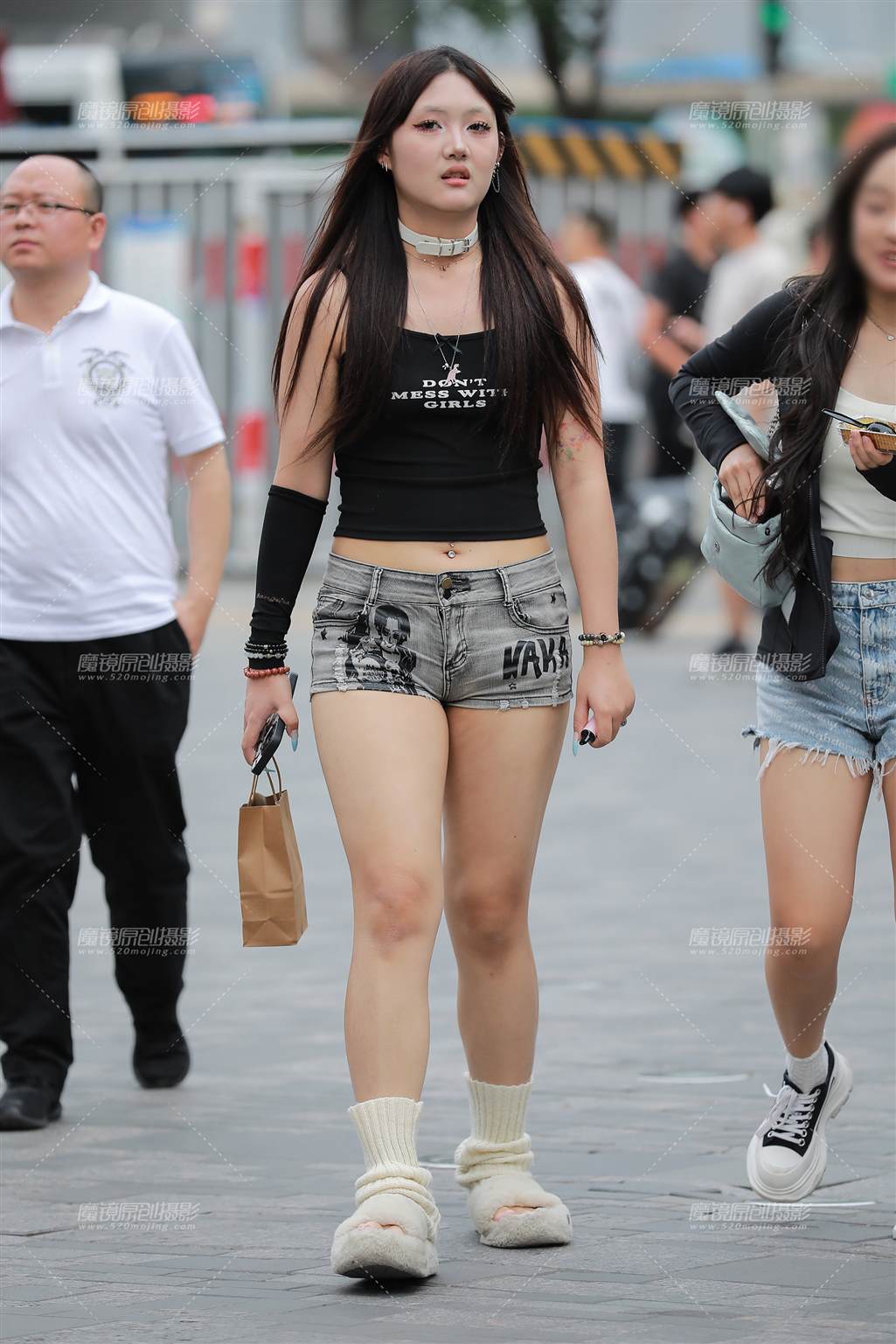 图片[1]-丰韵牛仔热裤美女-街拍流行馆