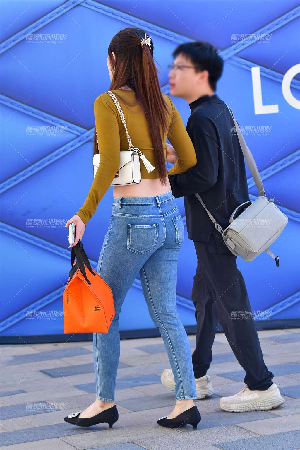 图片[2]-白皙露脐牛仔裤美女-街拍流行馆