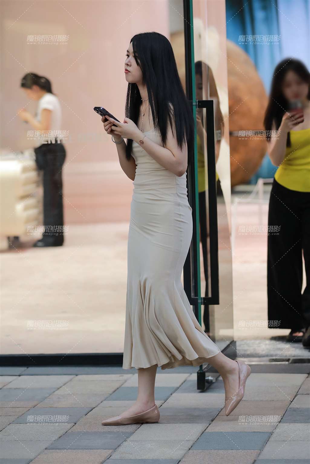 图片[5]-米色包臀裙美女-街拍流行馆