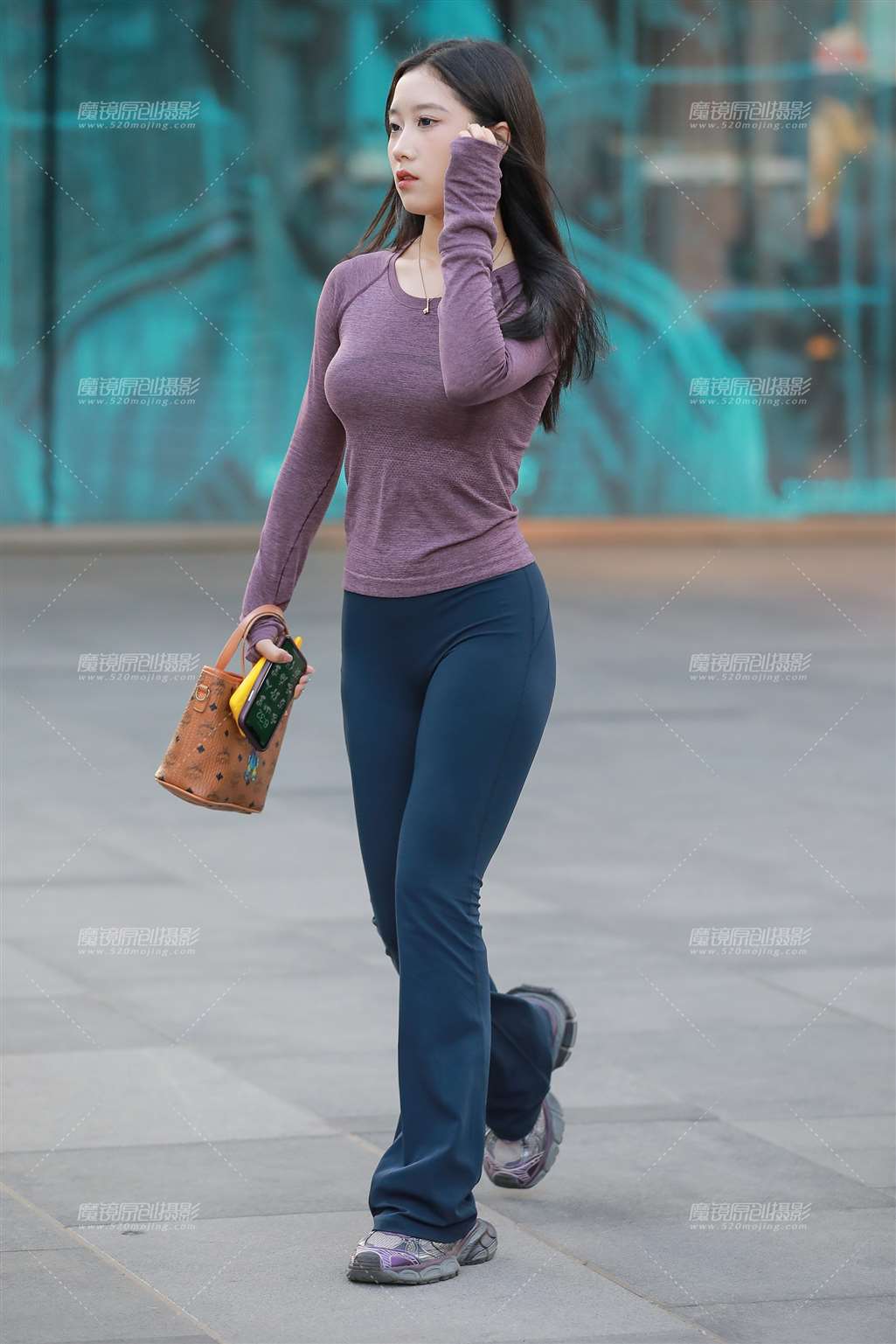 图片[3]-深蓝色瑜伽裤美女-街拍流行馆