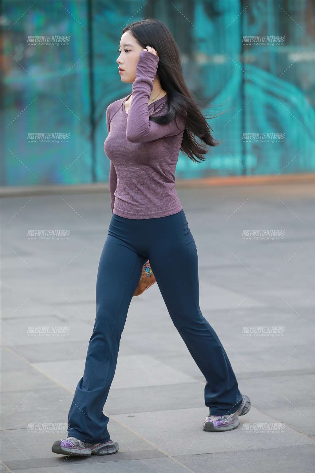 图片[4]-深蓝色瑜伽裤美女-街拍流行馆