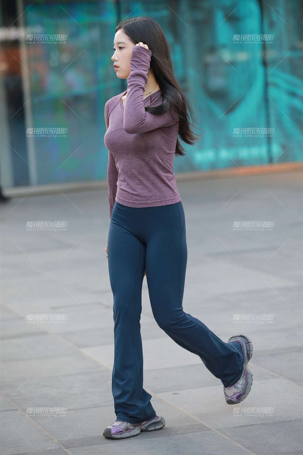 图片[5]-深蓝色瑜伽裤美女-街拍流行馆