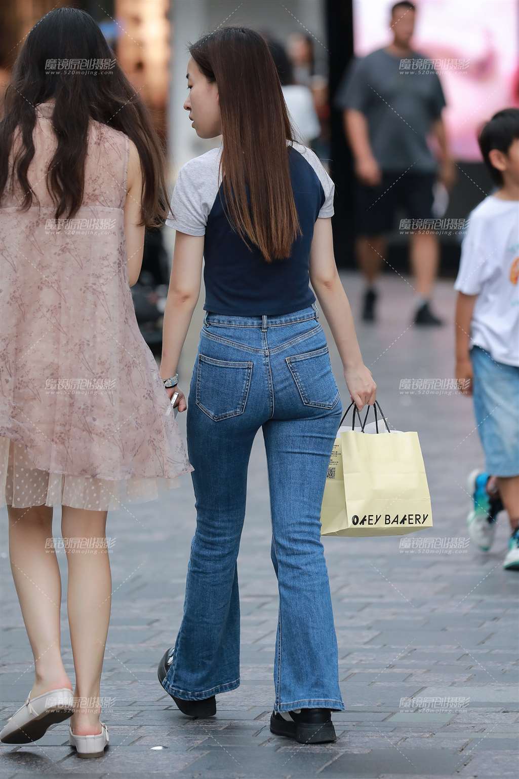 图片[3]-蓝色牛仔裤小妹-街拍流行馆