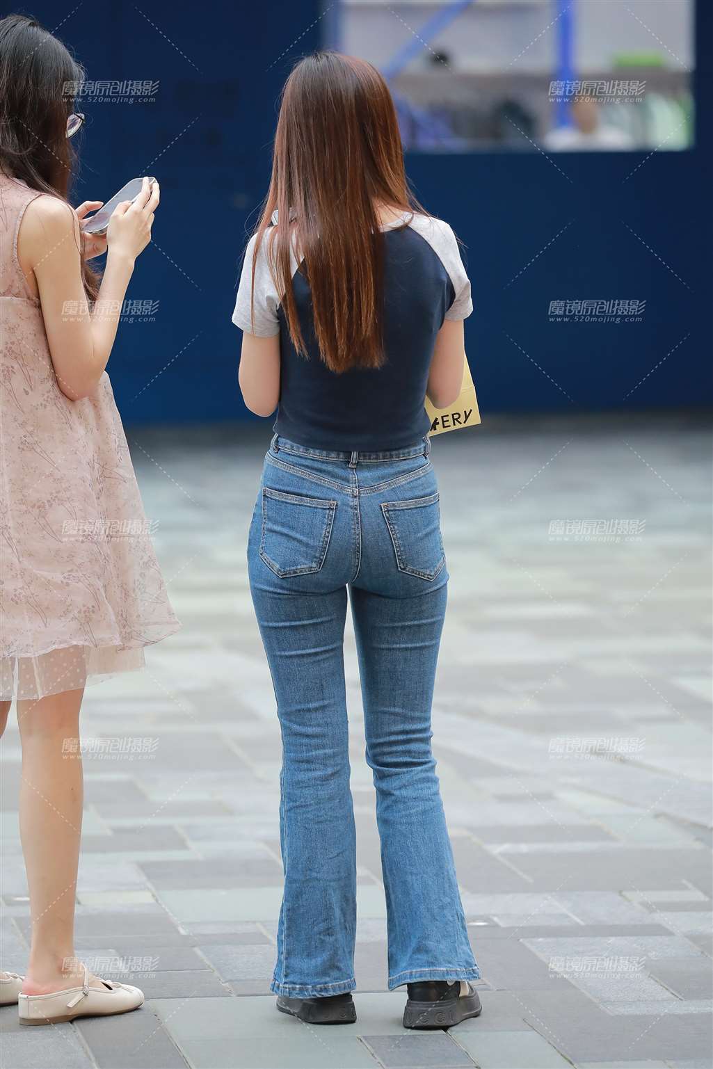 图片[2]-蓝色牛仔裤小妹-街拍流行馆