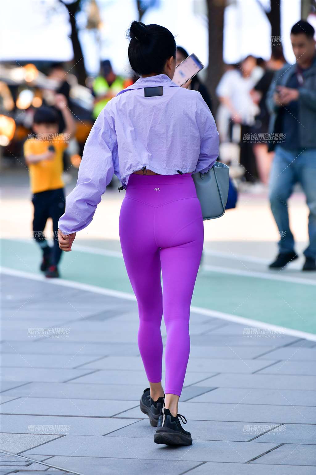 图片[2]-玫红瑜伽紧身裤美女-街拍流行馆