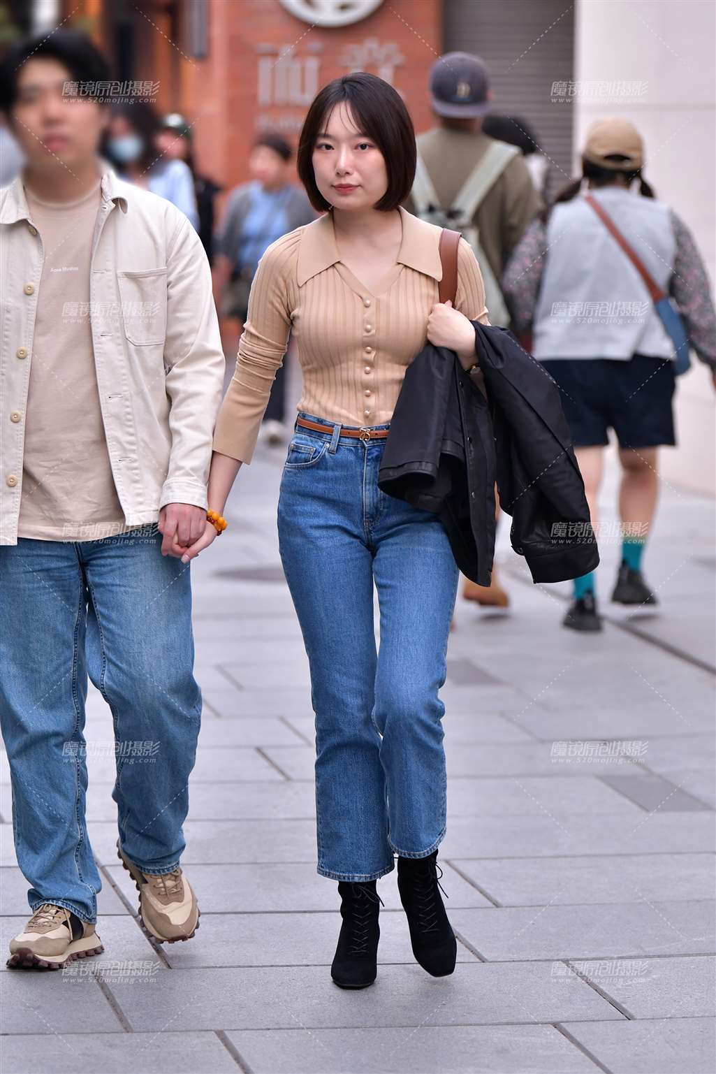 图片[1]-黑高跟九分牛仔裤美女-街拍流行馆
