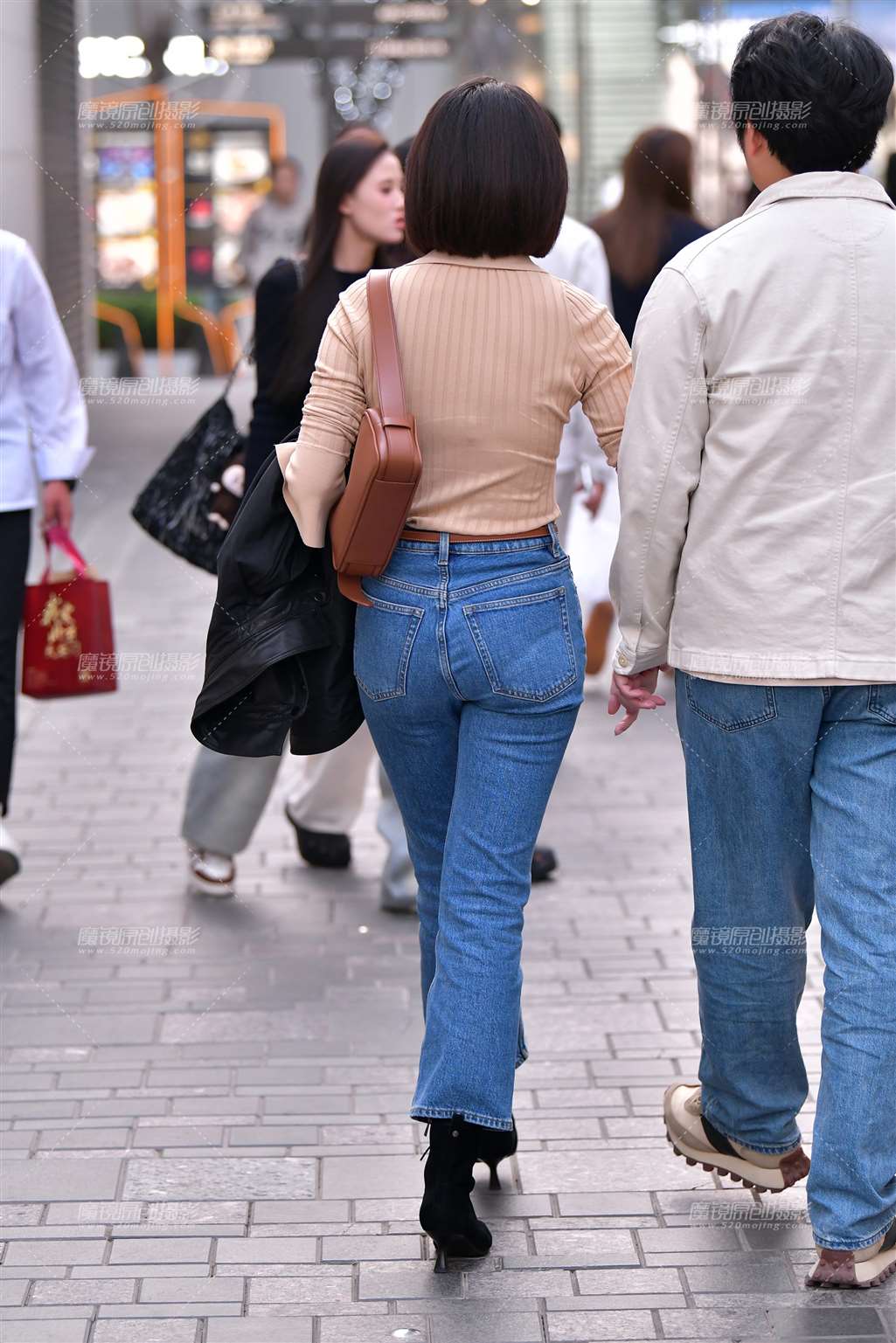 图片[2]-黑高跟九分牛仔裤美女-街拍流行馆