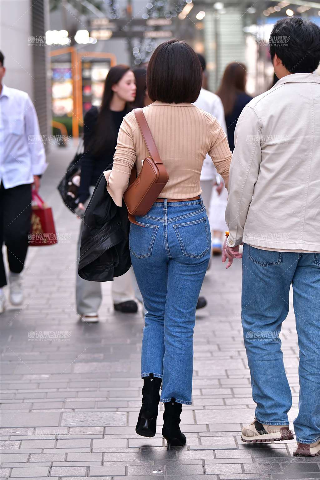 图片[5]-黑高跟九分牛仔裤美女-街拍流行馆