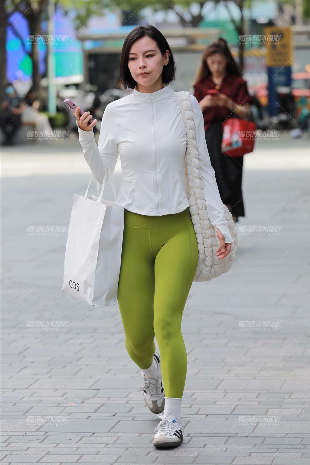 图片[4]-紧身瑜伽裤美女-街拍流行馆