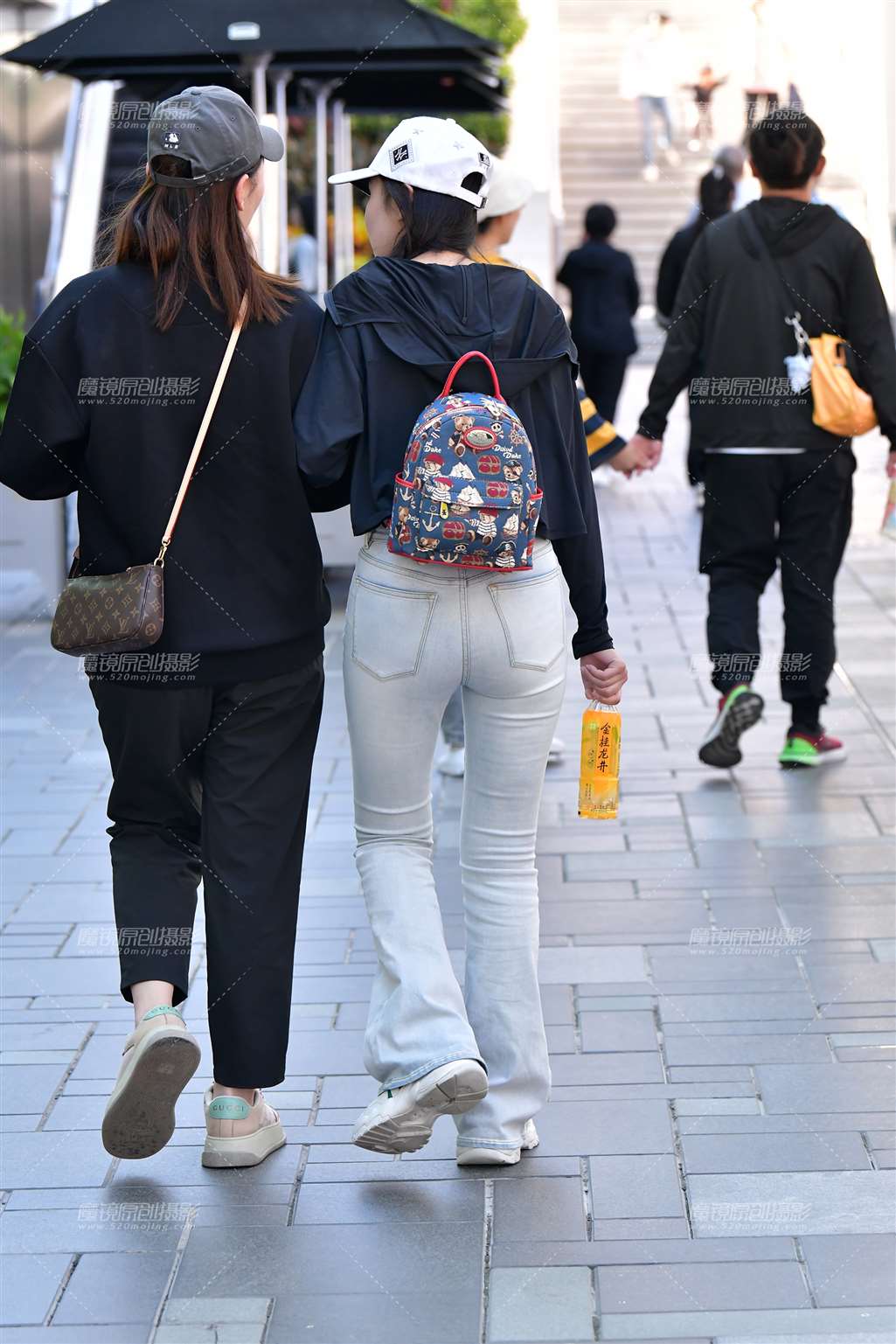 图片[3]-短衫浅色牛仔裤美女-街拍流行馆